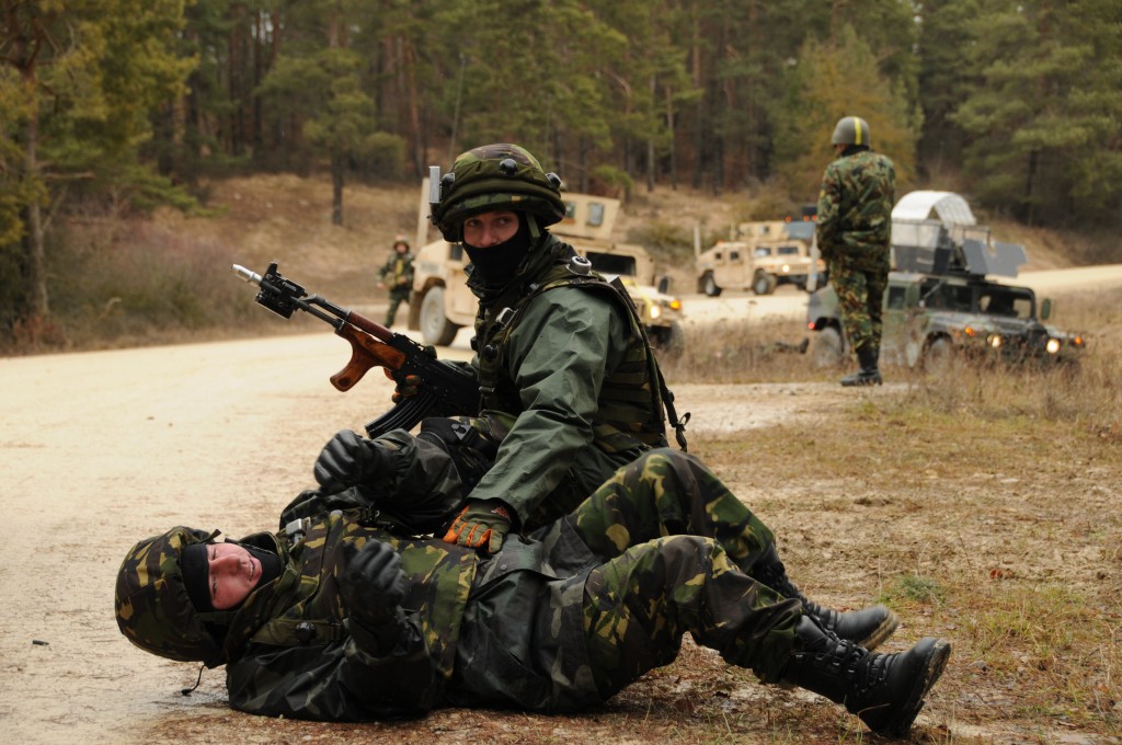 Soldat aidant un coéquipier blessé