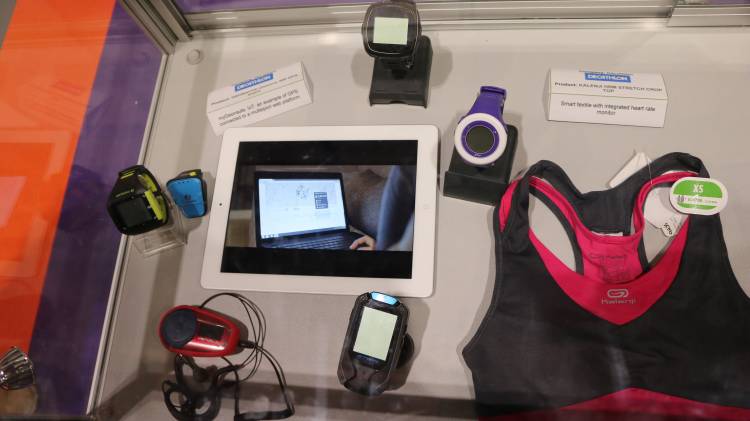 comment une entreprise comme Décathlon peut collaborer avec des partenaires pour faire des wearable ? 