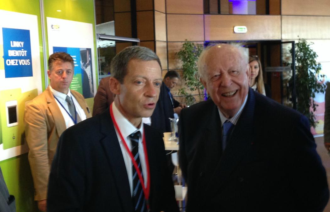 À droite, Jean-Claude Gaudin. Le maire de Marseille était présent sur le stand d'ERDF pour assister à une présentation du nouveau coompteur connecté.