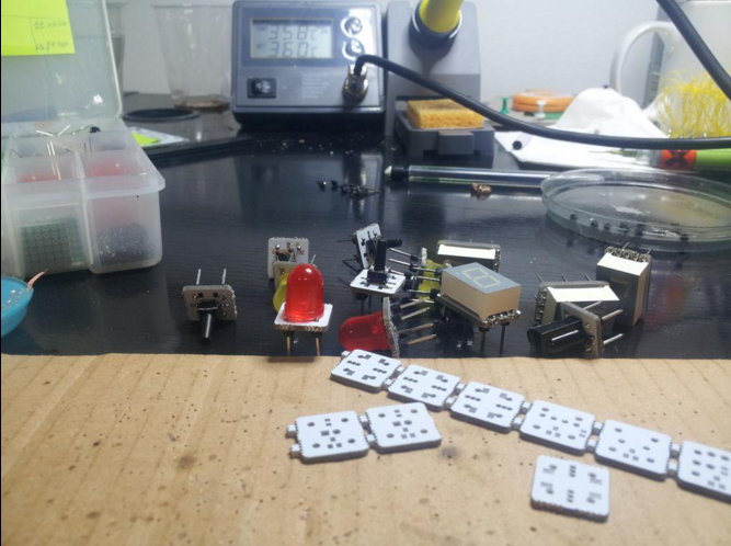 Les briques en cours de construction. Photo @wemakethingz