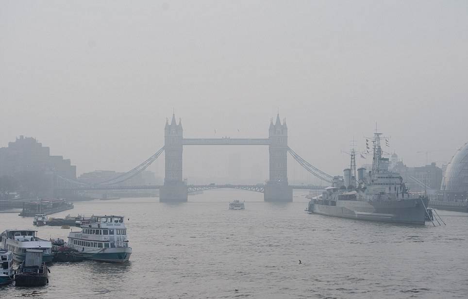 Le Tower Bridge sous le smog