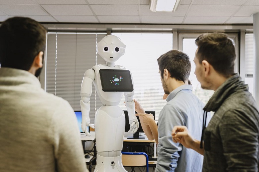 ecole connectée du futur de l'industrie pepper et élèves