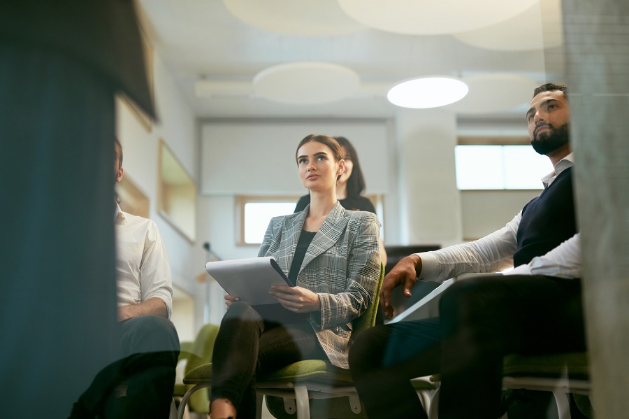 femme qui étudie le big data