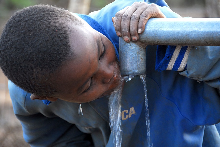 enfant buvant de l'eau au kenya