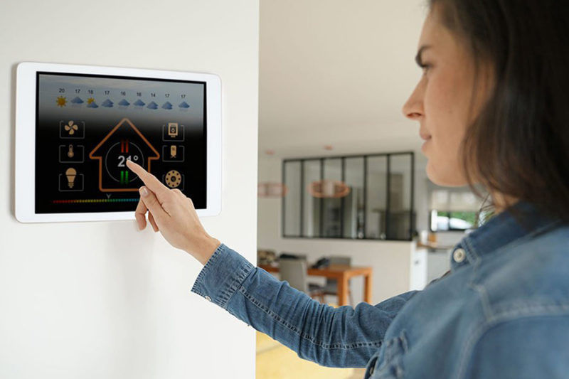 femme en train d'utiliser une tablette tactile reliée à la cuisine