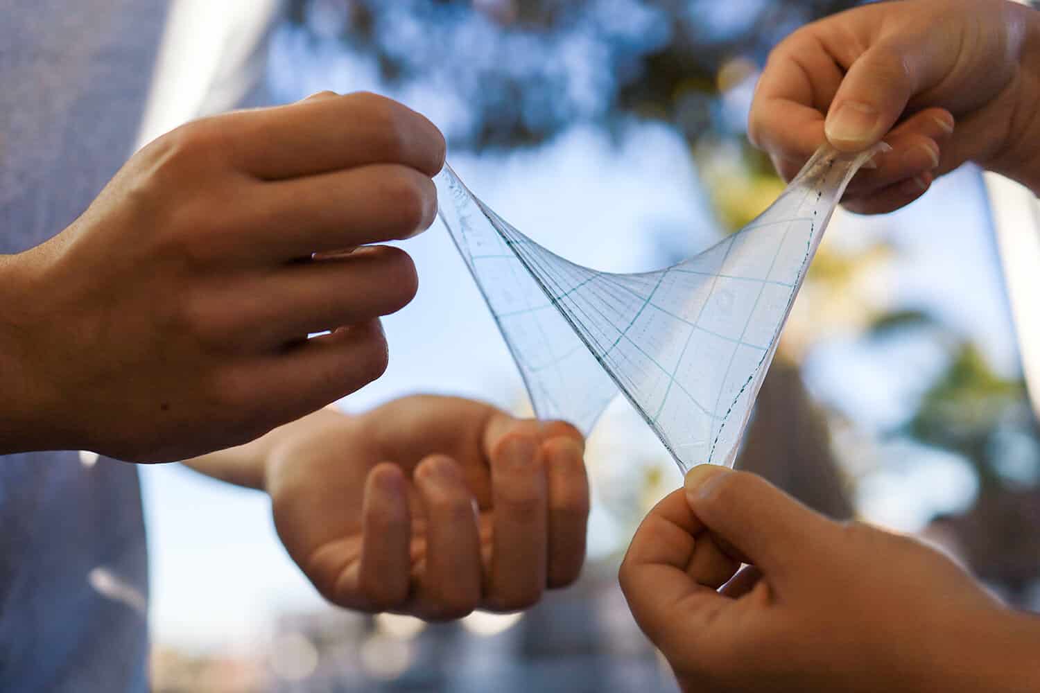 Un circuit extensible et pliable imprimé sur une peau artificielle, c’est possible !