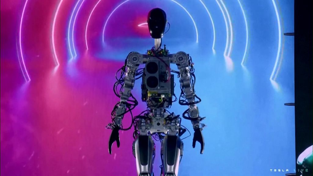 Robot Optimus de Tesla : pourquoi les experts doutent de son efficacité réelle ?