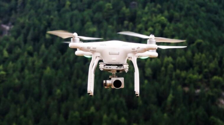 drone autonome, cinématographie, surveillance de la faune, technologie, innovation, contrôle de caméra, CineMPC