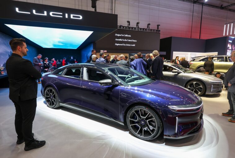 Lucid Motors licenciements restructuration SUV électrique marché des véhicules électriques