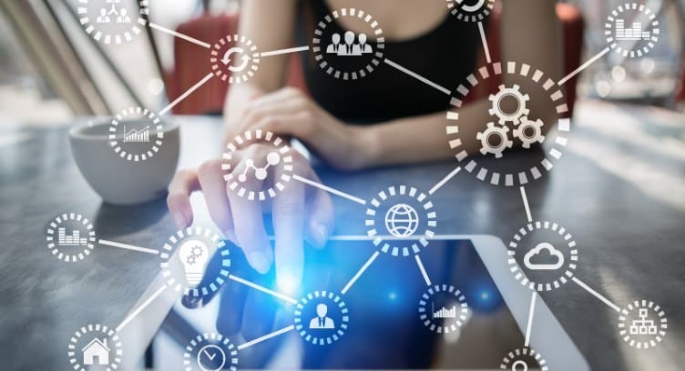 Transformation digitale Fujitsu ServiceNow Innovation technologique cross-industrie