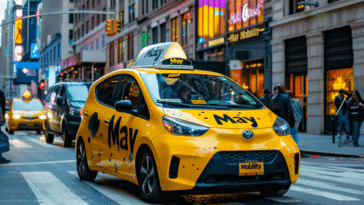 Photo d'un modèle de navette autonome de May Mobility roulant en ville