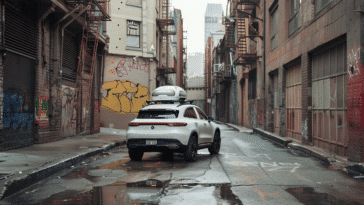 Un véhicule autonome roulant dans une rue