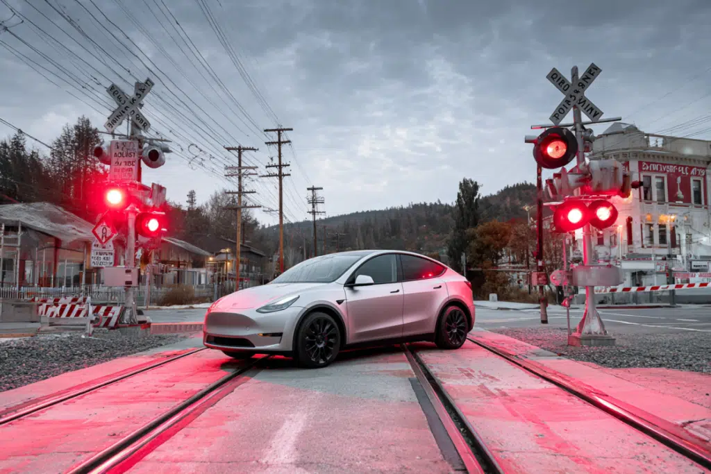 La conduite autonome de Tesla : un danger imminent ou une simple alerte ?