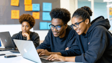 l'école 42 renforce son engagement pour la diversité en informatique avec le programme "la tech pour toutes", visant à promouvoir l'inclusion des femmes dans les métiers de la tech.