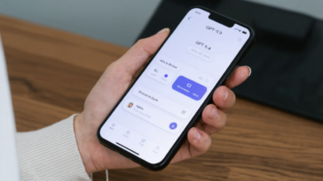 openai annonce le lancement de gpt-5.4 et accélère le déploiement de ses modèles d'ia pour rester compétitif sur le marché en pleine évolution.